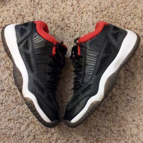 Jordan 11 Low IE Bred - Picture 2 of 7